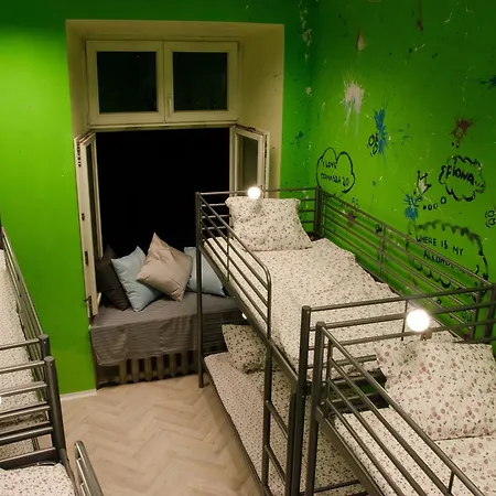 Crawl Party Hostel *