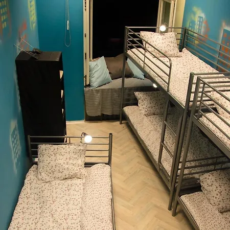 Crawl Party Hostel *