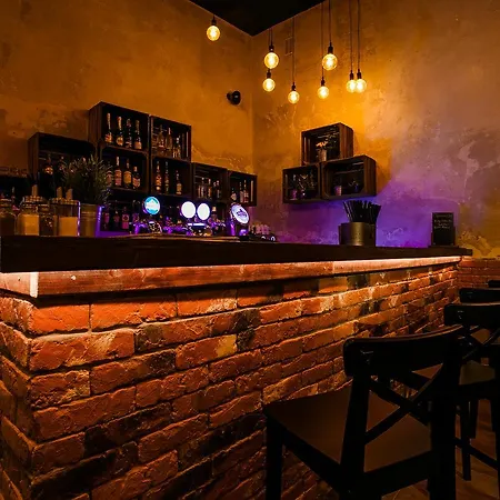 Crawl Party Hostel *