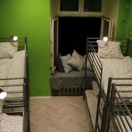 Crawl Party Hostel *